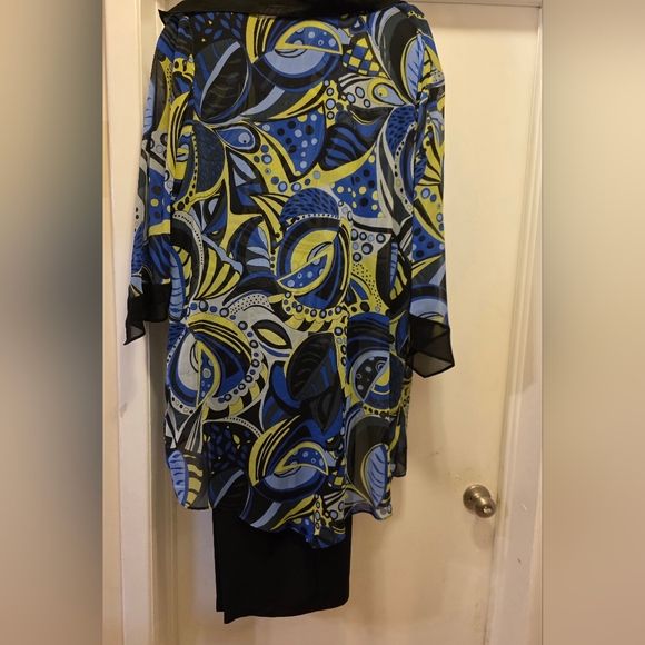 Abstract Patterned Sheer Top - Picture 4 of 4